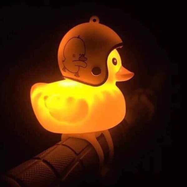 VỊT ĐỘI NÓN BẢO HIỂM CÓ ĐÈN LED GẮN XE MÁY ,XE ĐẠP