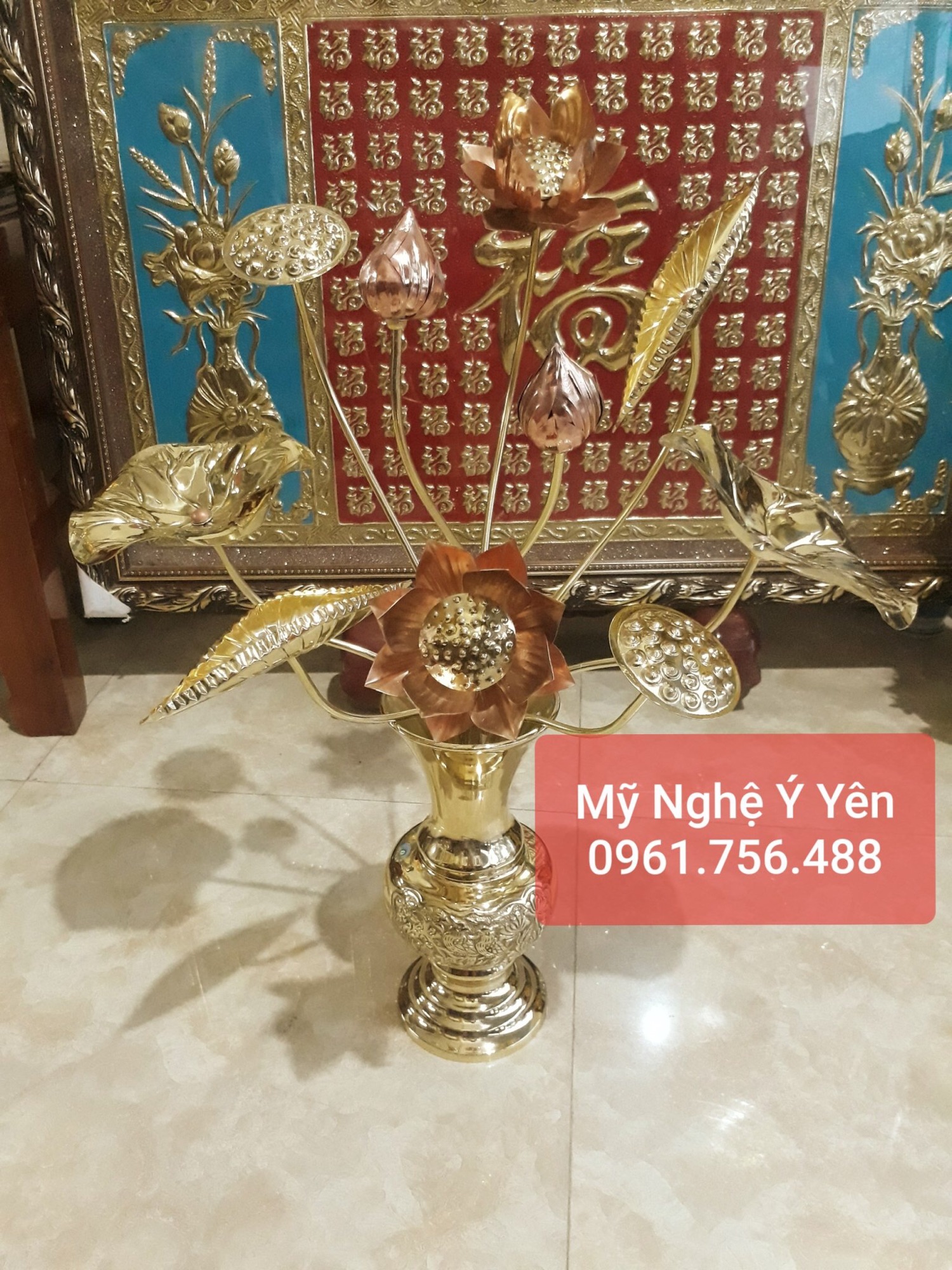 Bộ bình và hoa sen đồng vàng sáng bóng