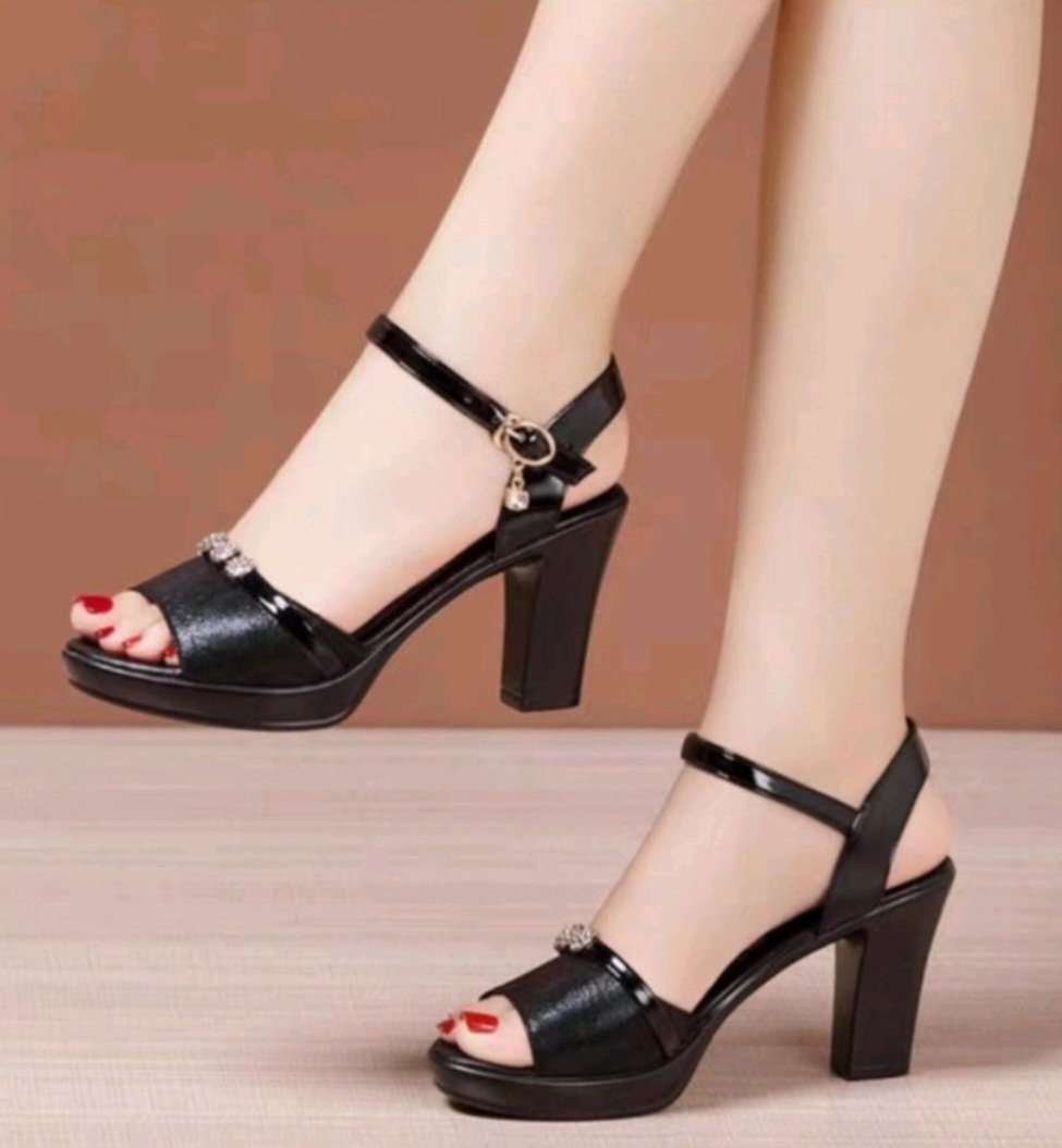 Giày sandan gót sơn vuông quai bản đính hột 7f