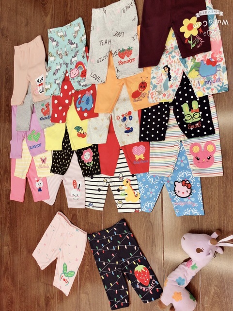 Combo 5 quần legging lửng hình thêu đắp cho bé gái.