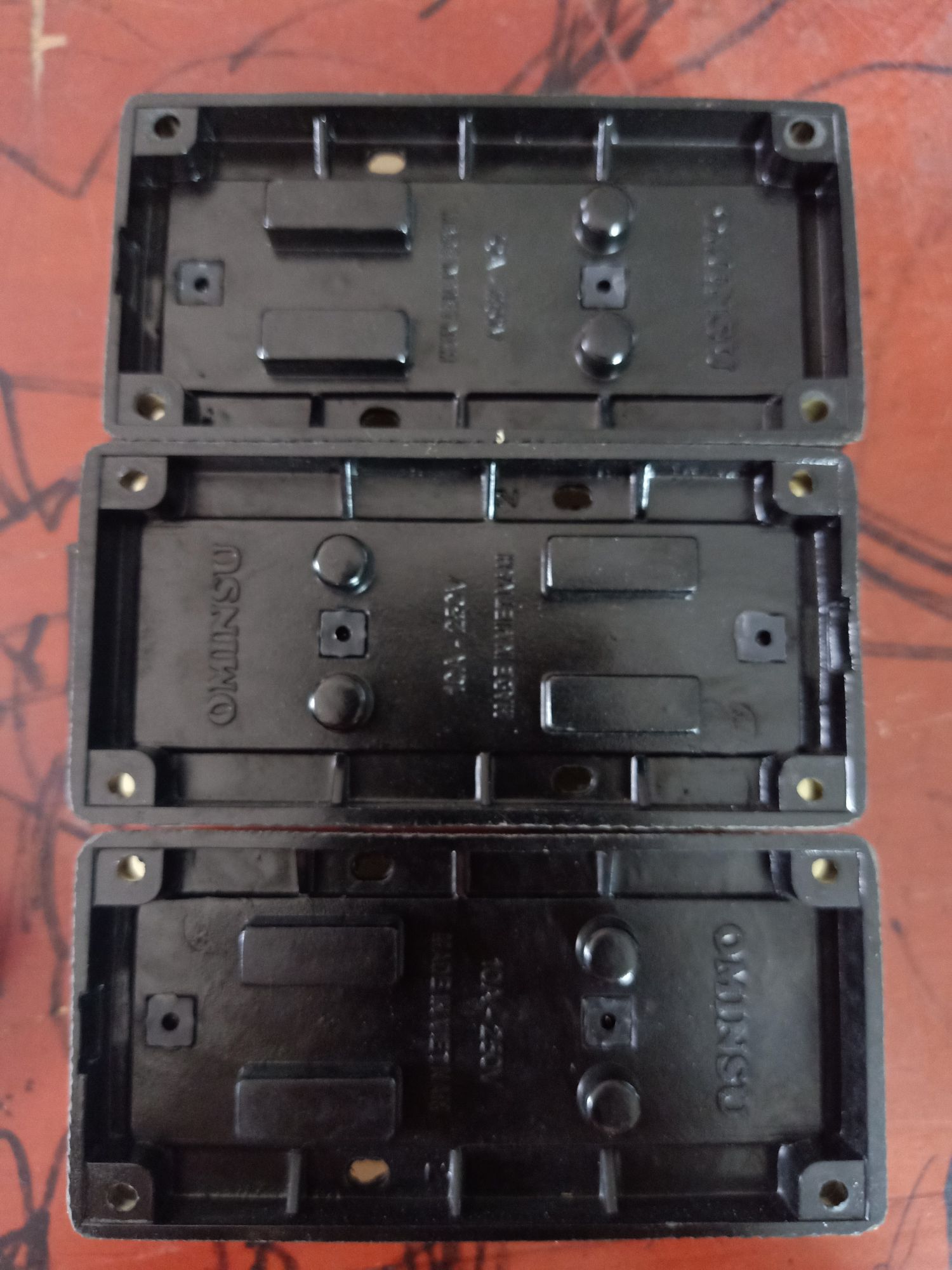 Ổ cắm 3 Ominsu có đế Metal Tools