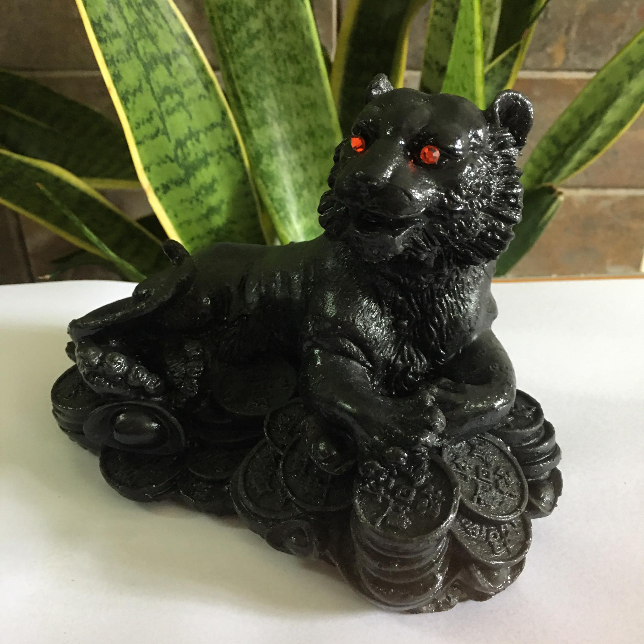 Hổ phong thủy màu đen để bàn
