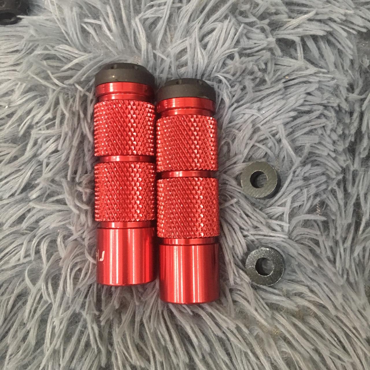 chống đổ Sau xe máy  màu đỏ  [P100]
