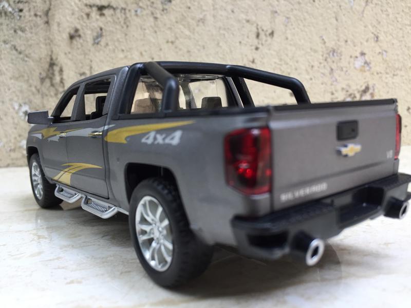 [HCM]Mô hình xe  Chevrolet SILVERADO 1500 2020 1:32