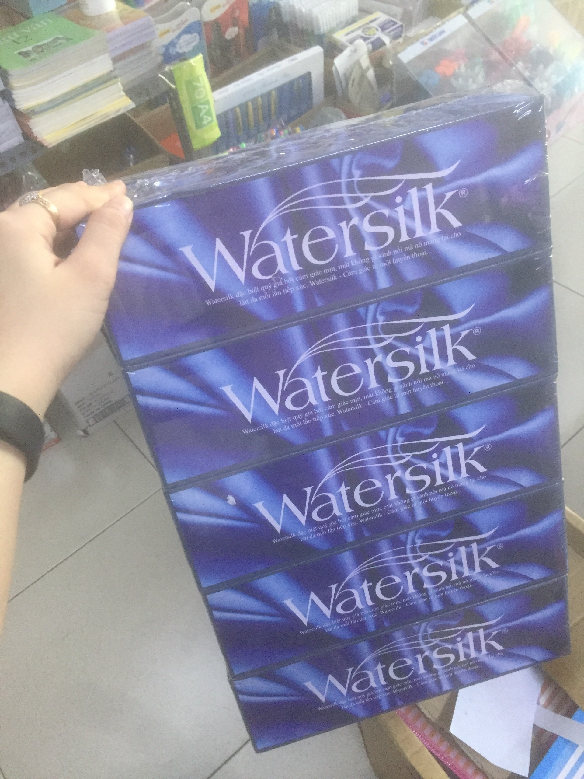 KHĂN GIẤY LỤA WATERSILK - HỘP 150 TỜ X 2 LỚP