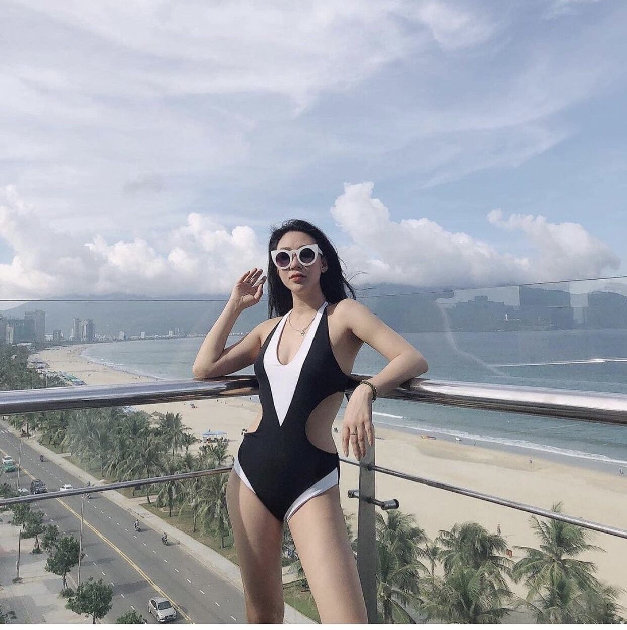 Bikini khoét eo đen viền trắng siêu sexy.