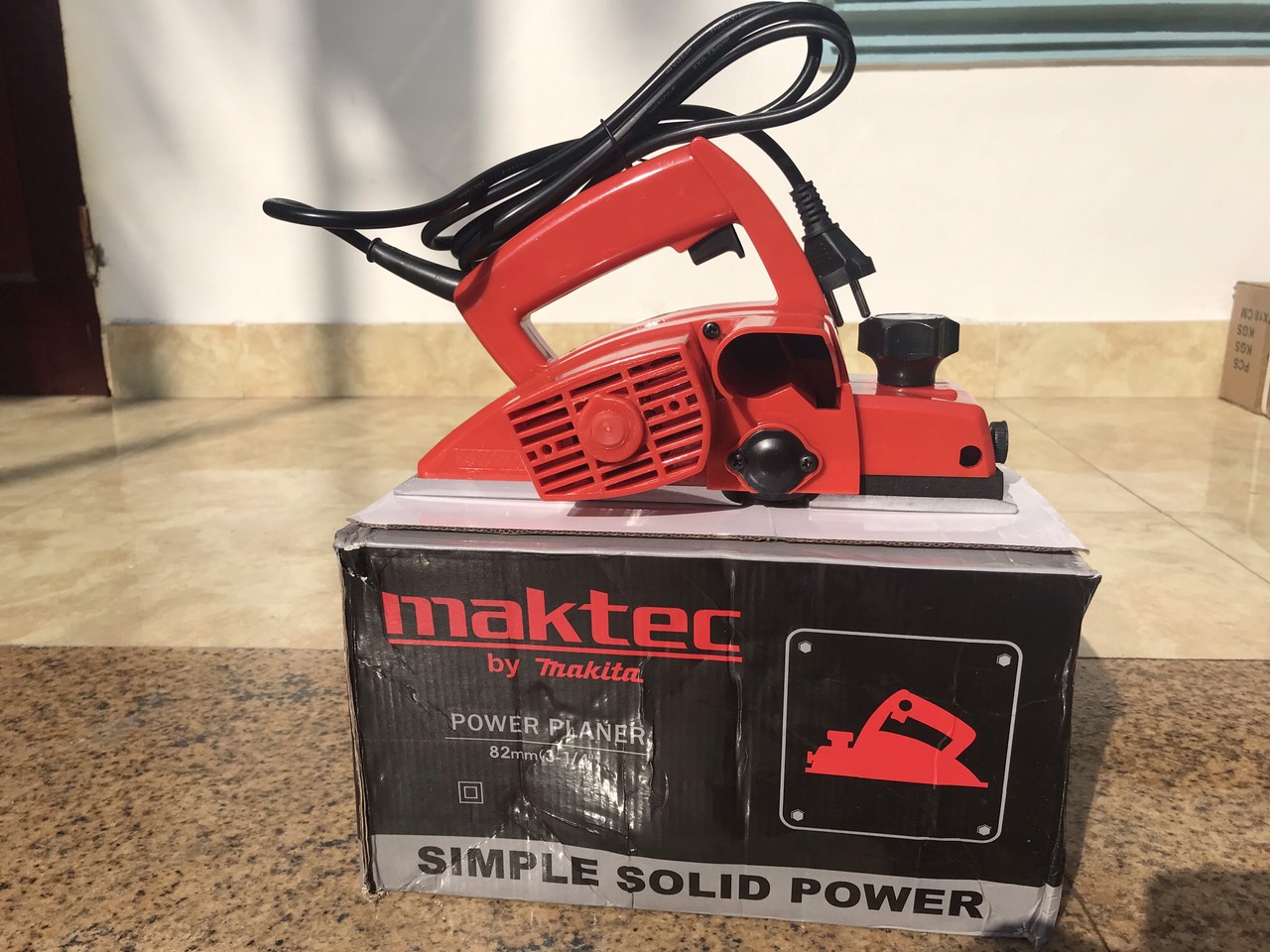 Máy bào gỗ Maktec
