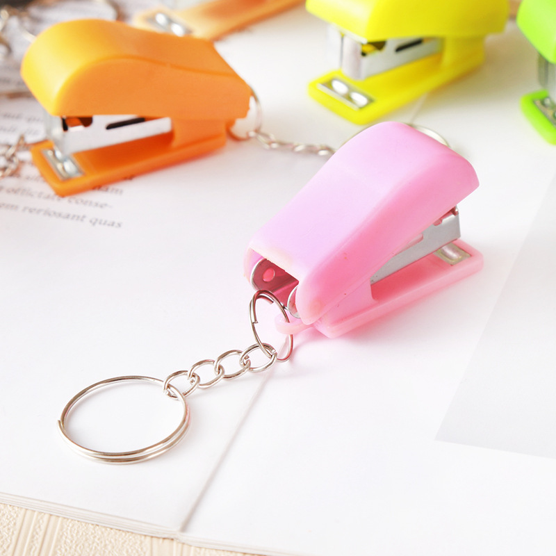 Móc khóa dập ghim mini tiện lợi (giao màu ngẫu nhiên)