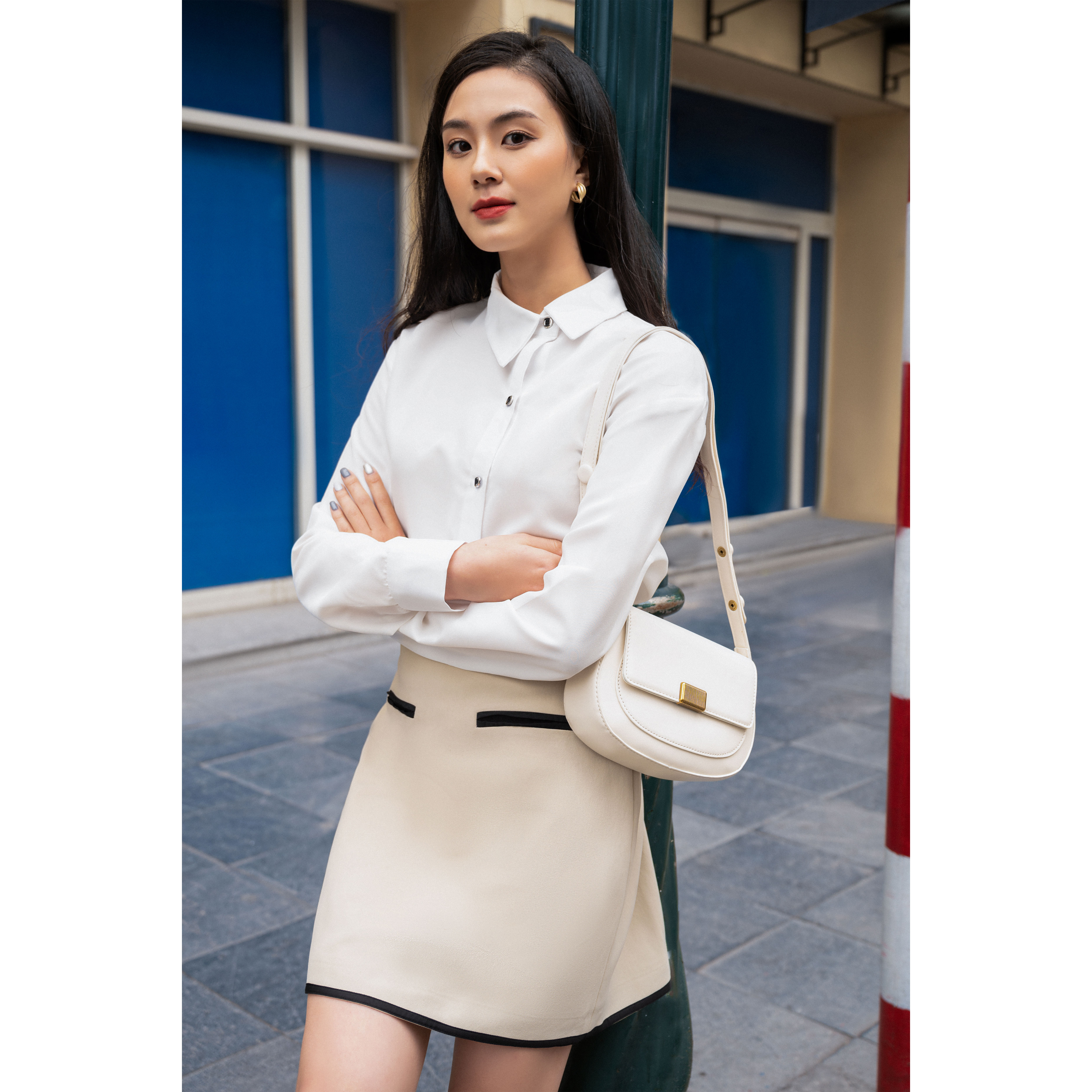 Sơ mi trắng cổ chéo cúc đen 03SHI221 - MAIIMER