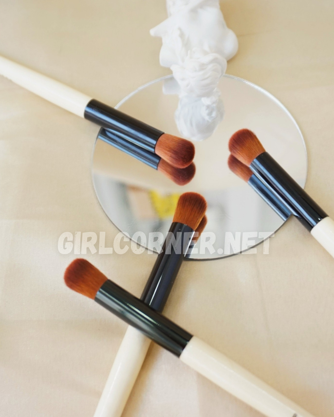 Cọ che khuyết điểm Bobbi Full Coverage Touch Up