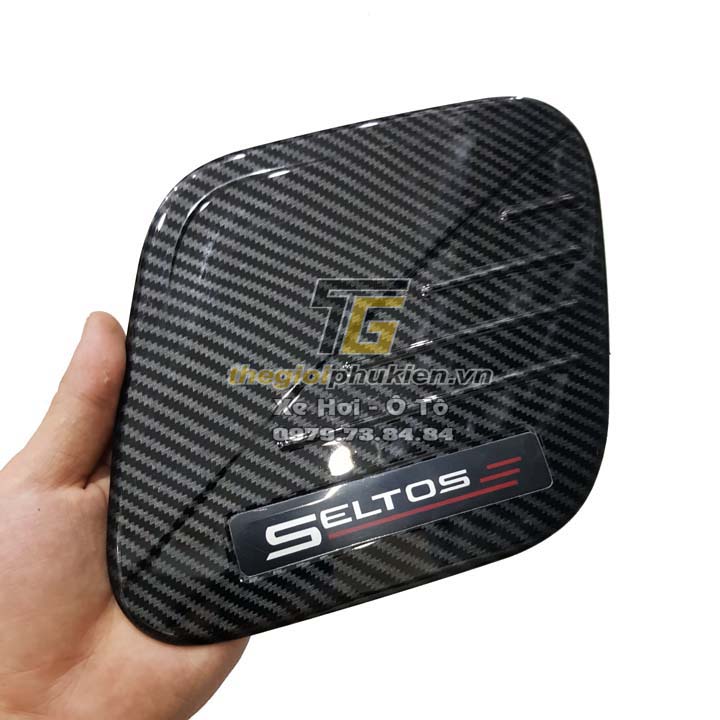 Ốp nắp bình xăng Kia Seltos 2020 vân Carbon