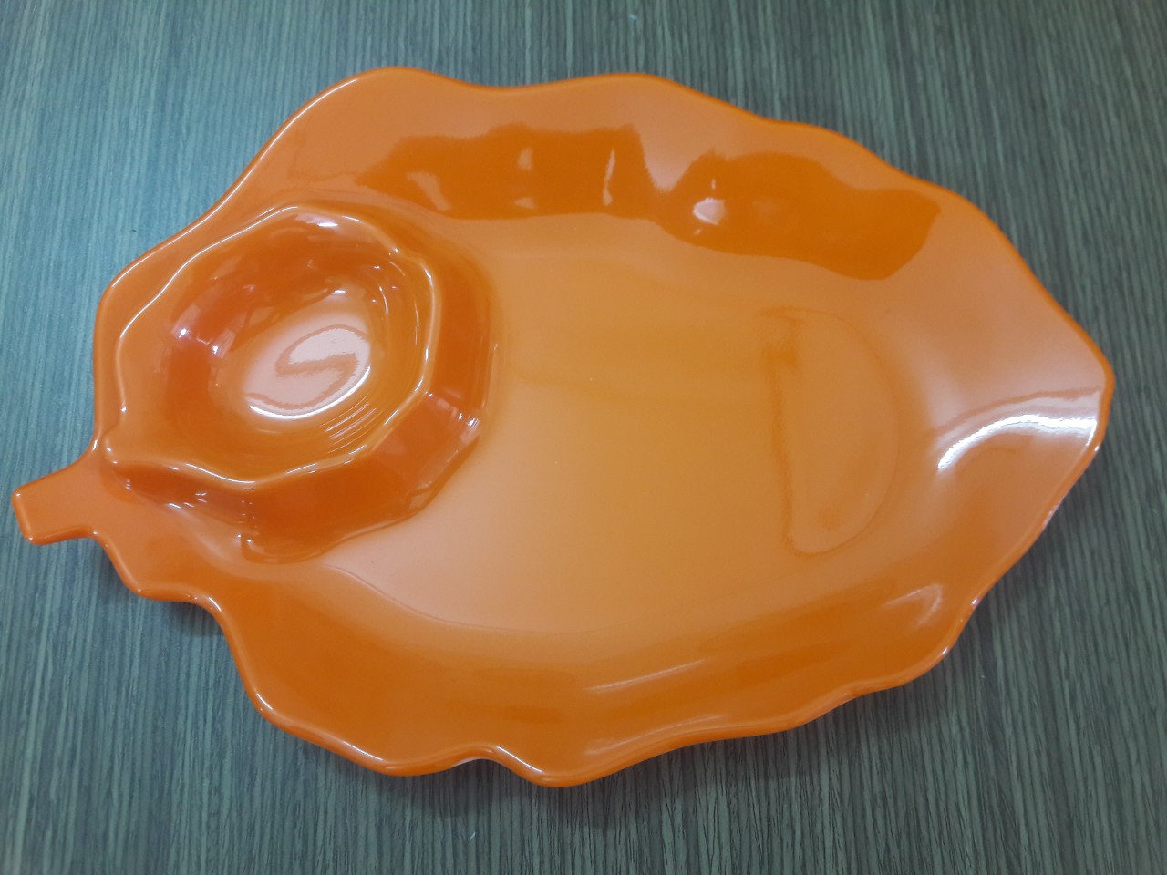 DĨA CHIẾC LÁ KÈM CHÉN CHẤM (màu ngẫu nhiên)