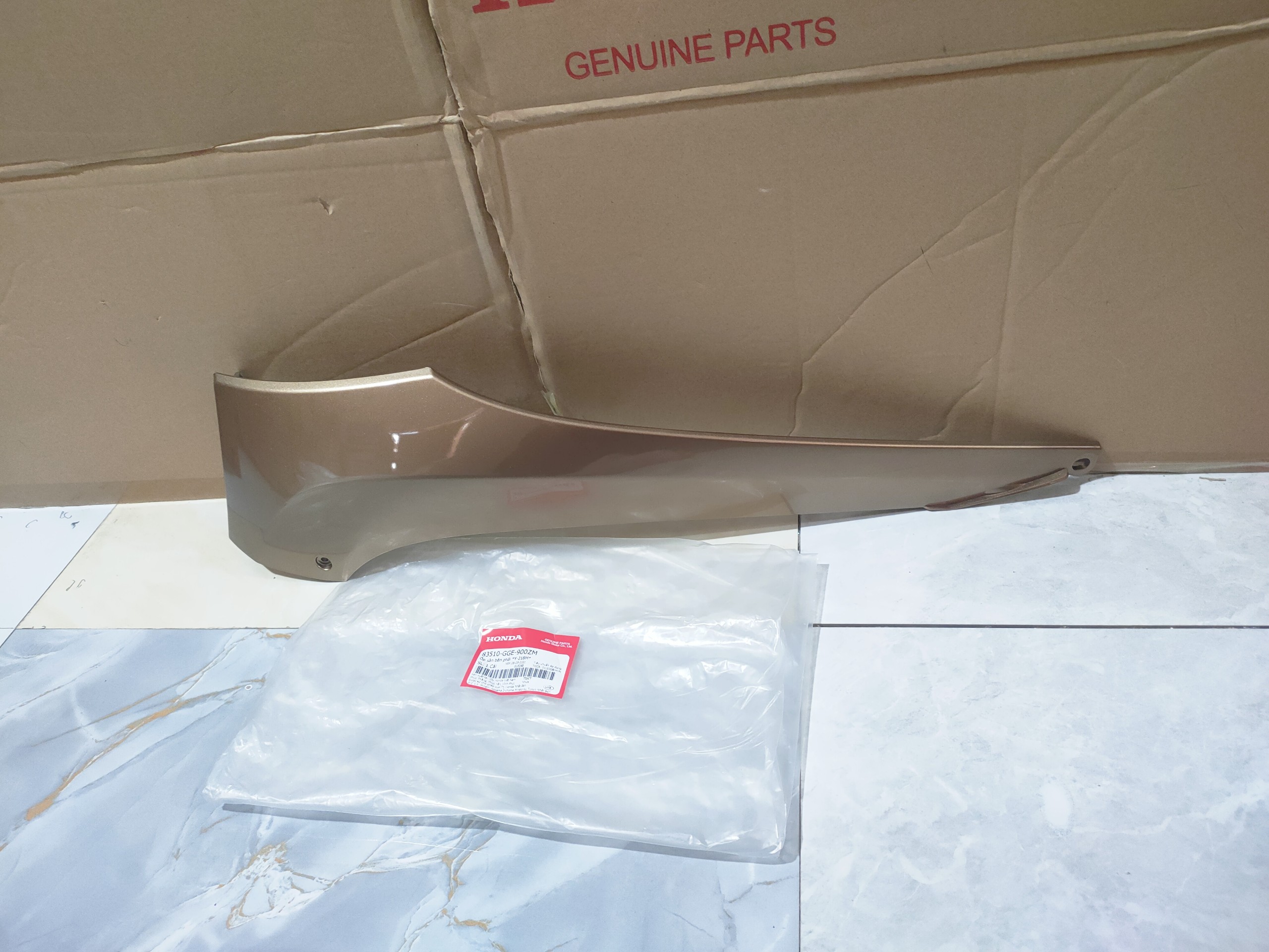 Ốp sàn bên phải Lead 110 màu vàng đồng Magnet từ tính