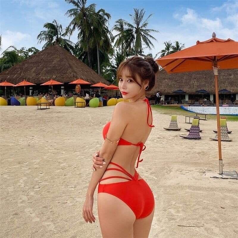 Bikini màu đỏ khoét eo dễ thương.