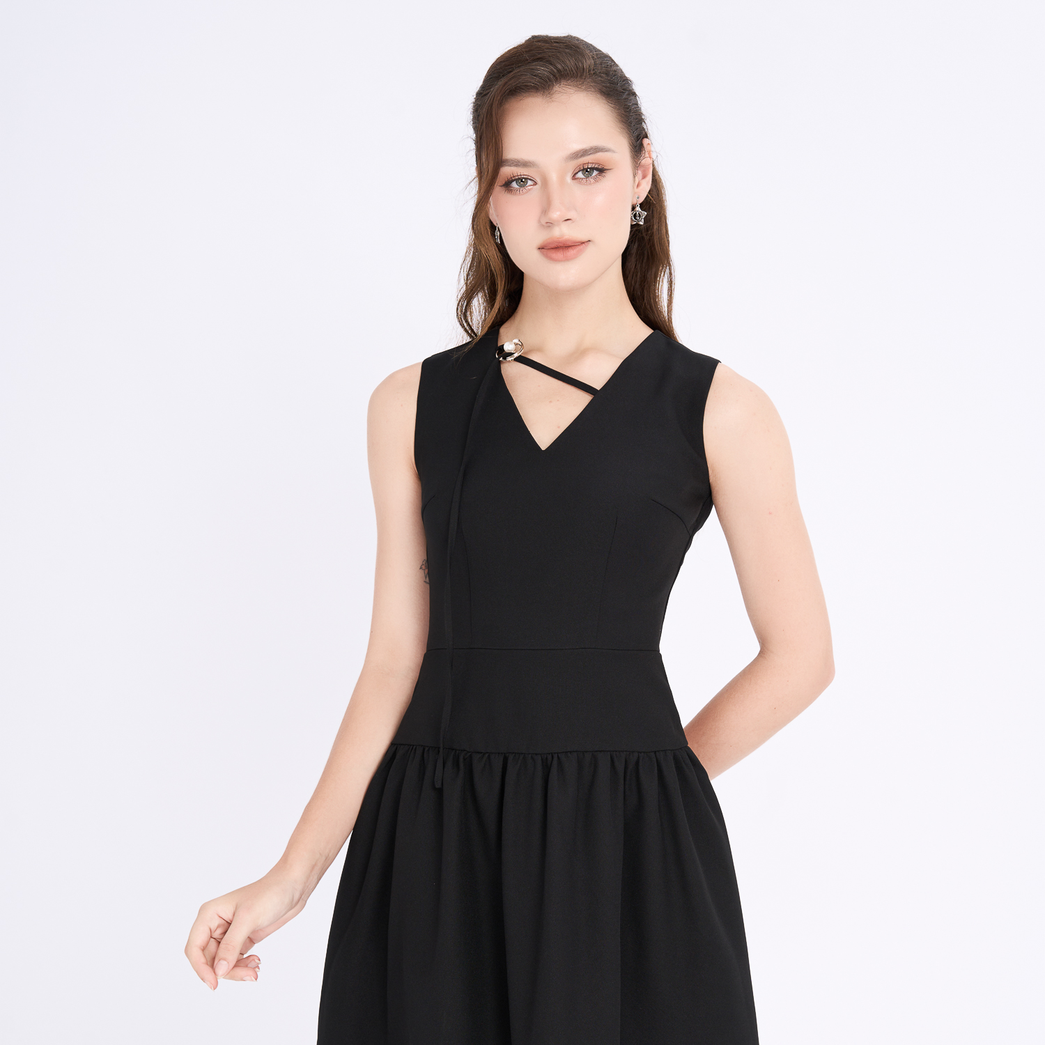 Đầm midi xòe bố len cổ V phối dây trang trí Maybi