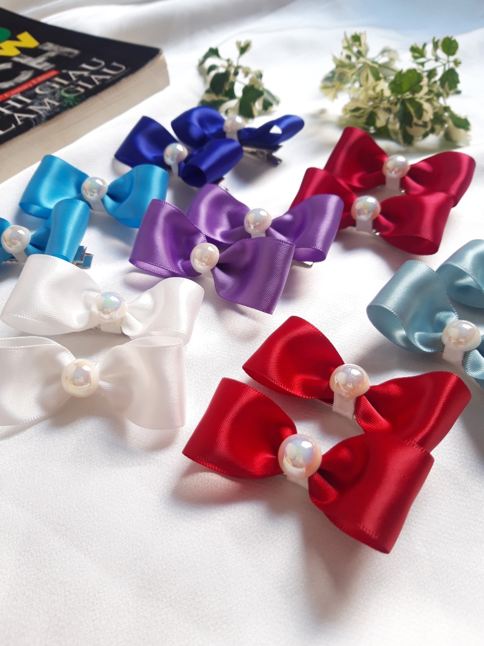 Set 2 kẹp tóc nơ ngọc trai cho bé.