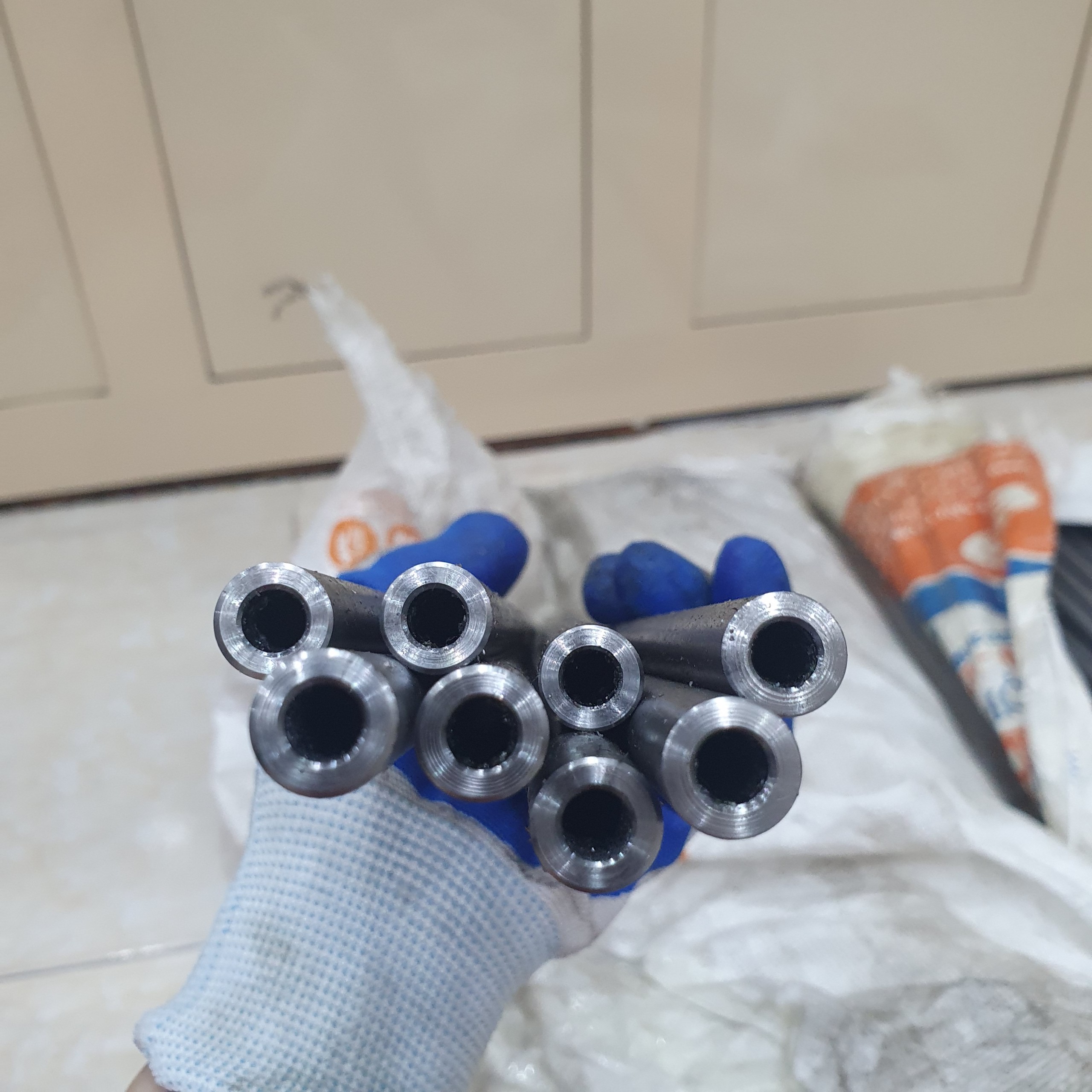 Ống thép đúc phi 12 lỗ 6.4 siêu đẹp (Kích thước 12*6.4*700mm)