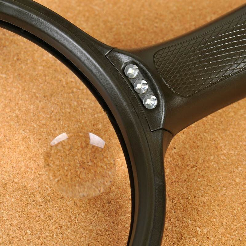 Kính lúp 138mm cầm tay có đèn