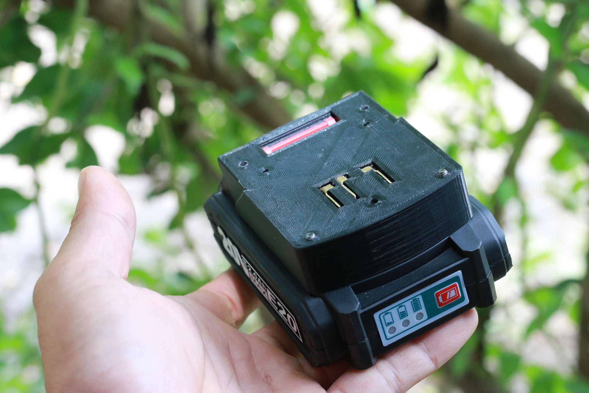 Đế lấy nguồn từ pin Total E20 max in 3d