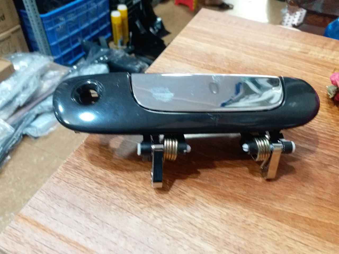 Tay cửa Ngoài cho Xe Mazda 323, Ford laser Các Đời xe 2004, 2003, 2004