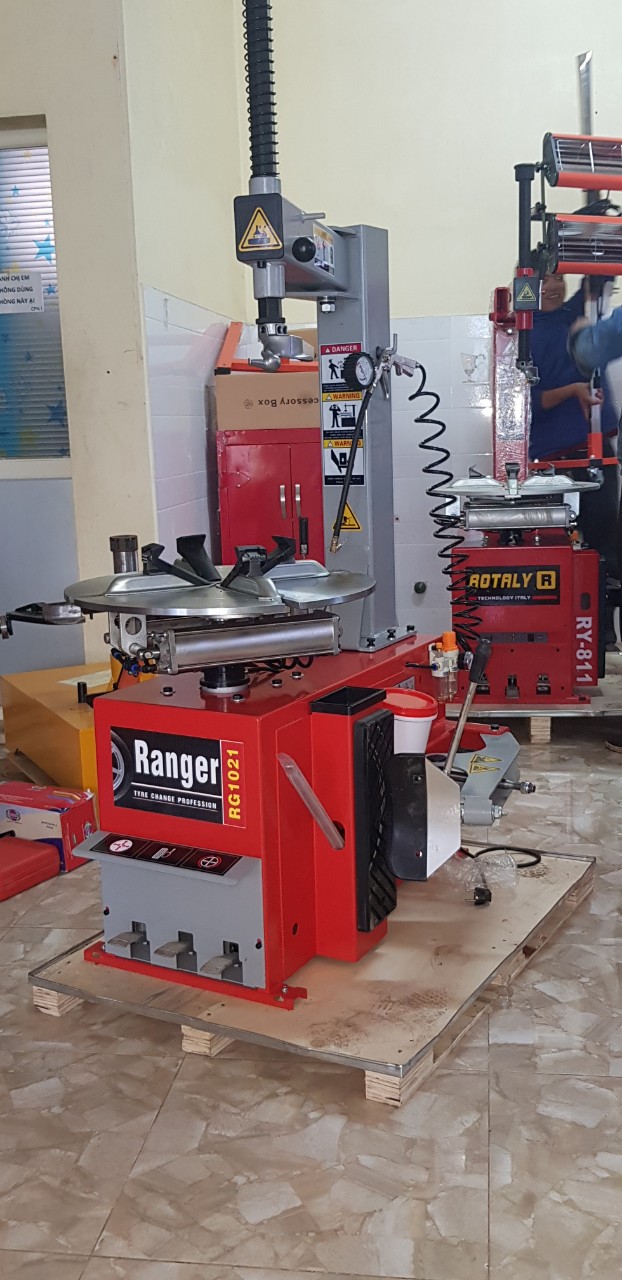 Máy tháo vỏ xe máy ranger 1021