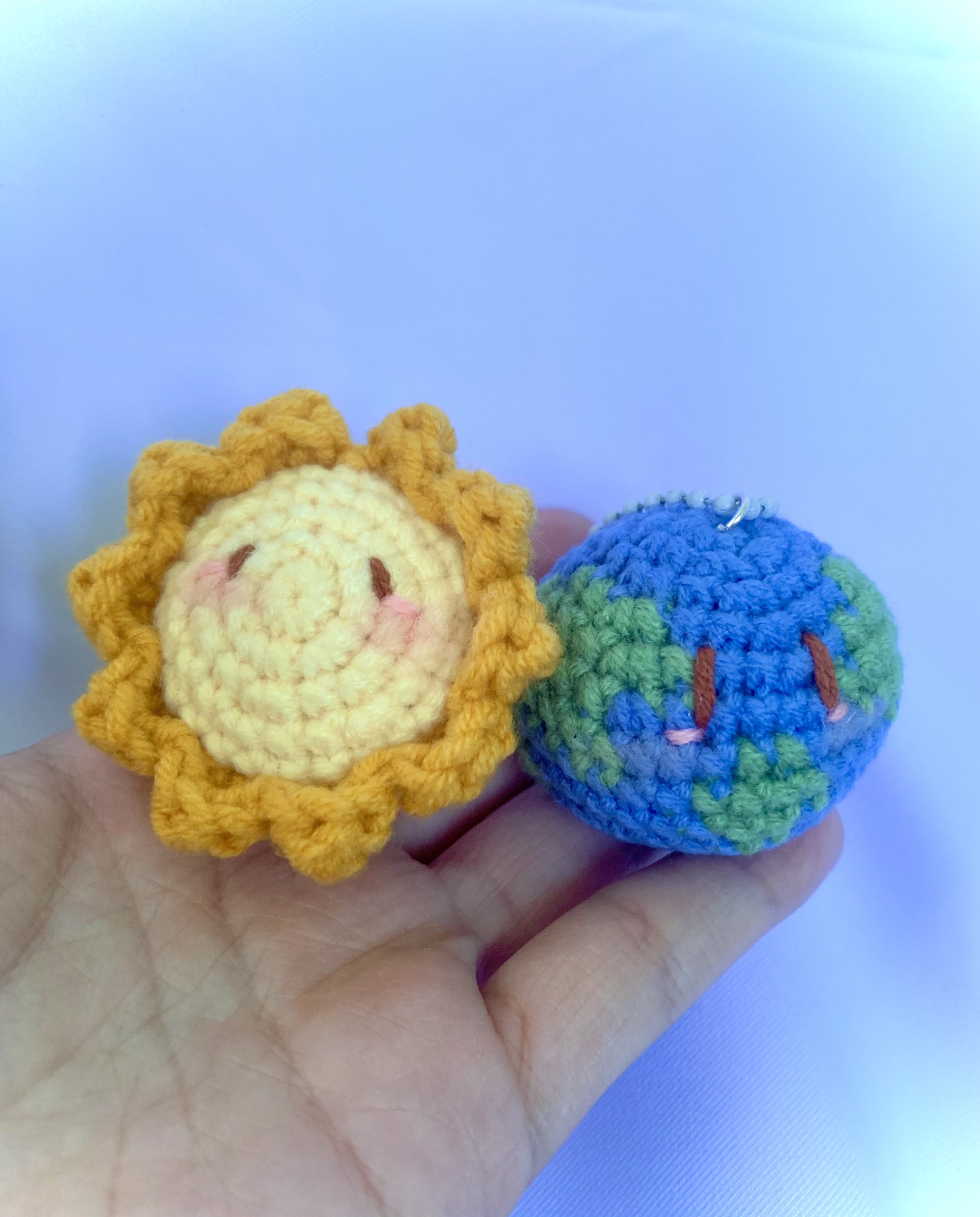 Móc khóa cặp đôi Trái Đất và Mặt trời bằng len handmade Cute