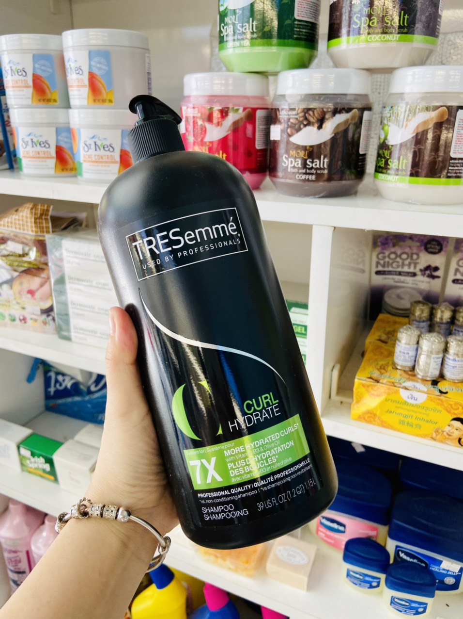 Dầu gội dành cho tóc xoăn Tresemmé Curl Hydration Shampoo 828ml