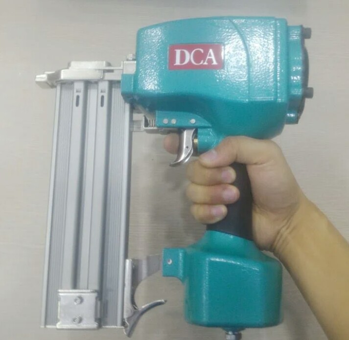 Súng bắn đinh betong DCA AST64C