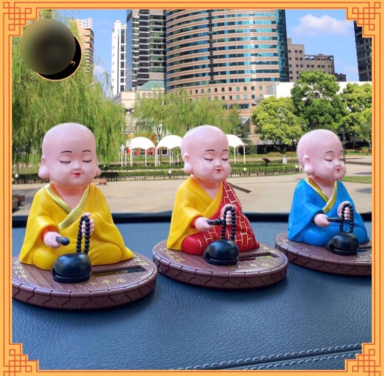Tượng chú tiểu gõ mõ, tụng kinh bằng năng lượng mặt trời