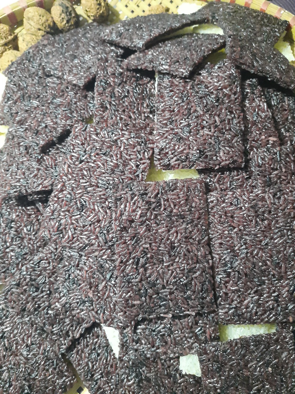 (1kg) CƠM CHÁY NẾP THAN PHÔI CHƯA CHIÊN LASHAM.(9X6 CM)
