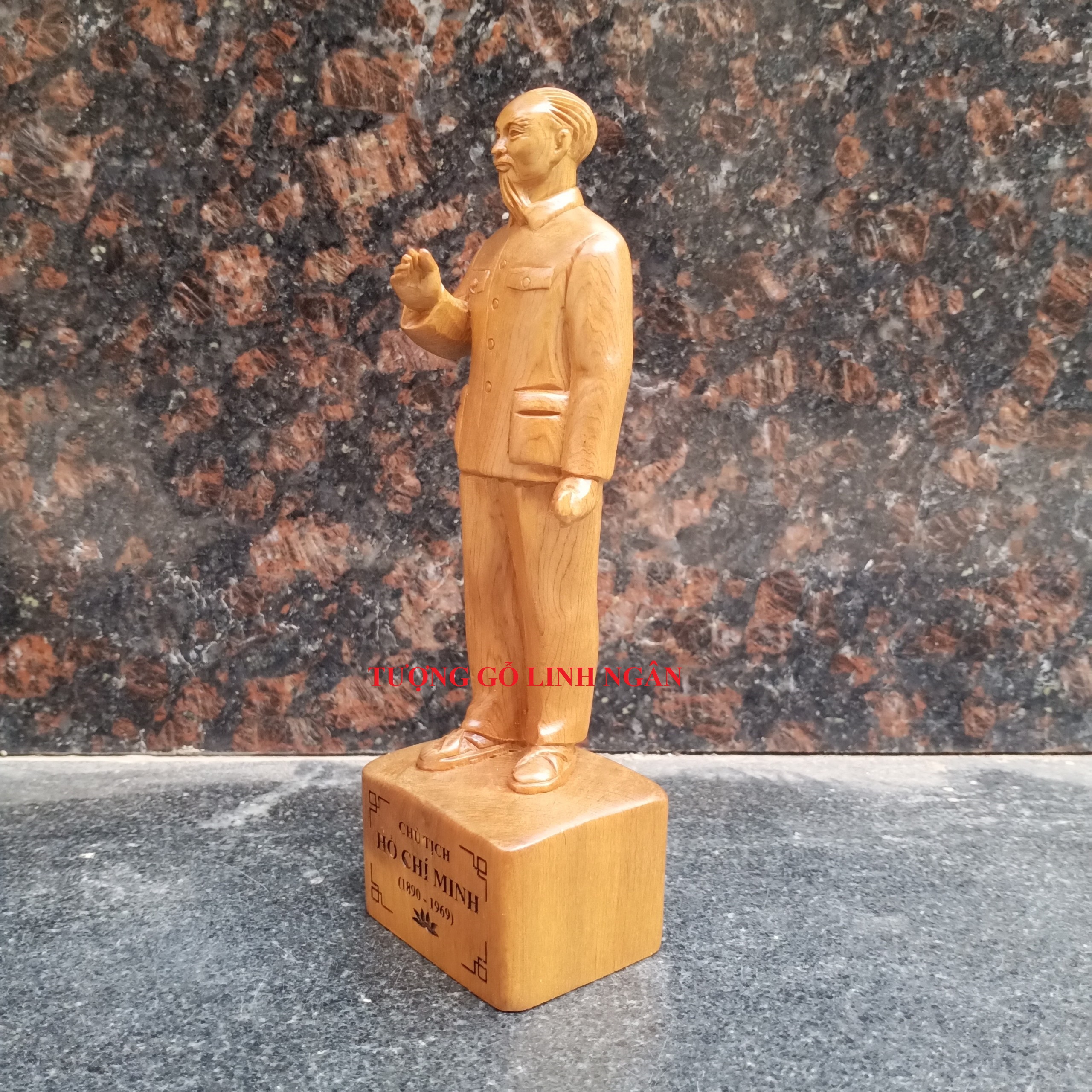 Tượng Bác Hồ gỗ bách xanh  (cao 20 ngang 6.5 sâu 5 cm)