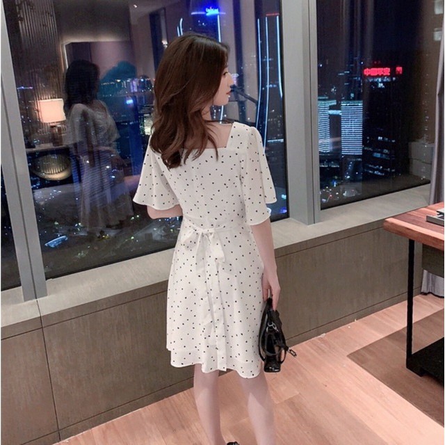 Đầm trắng bi xoè thắt eo