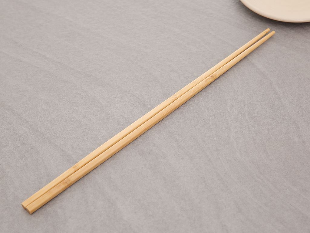 1 đôi đũa gỗ dài dùng để chiên, xào, rán