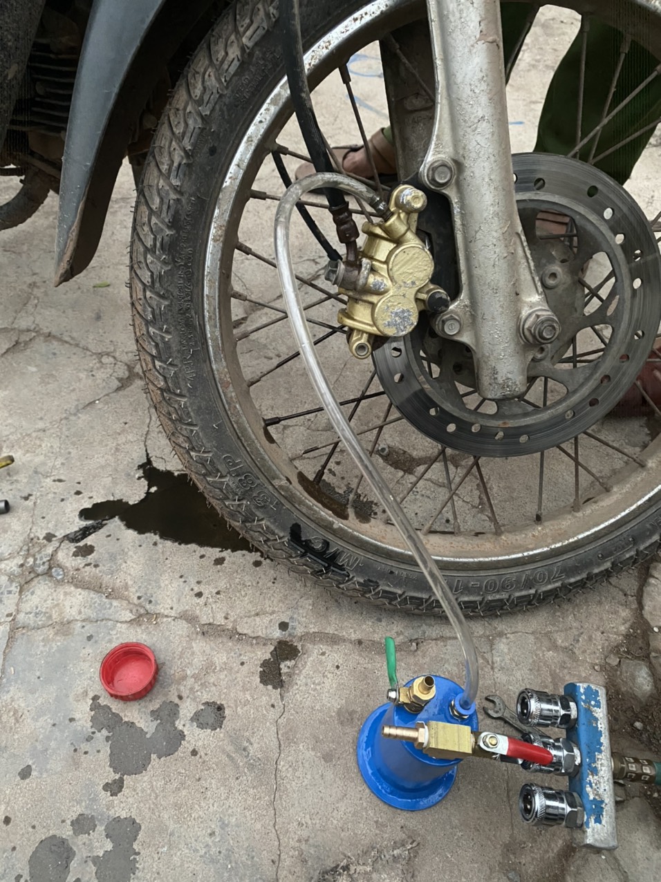 Hút e dầu phanh ô tô xe máy