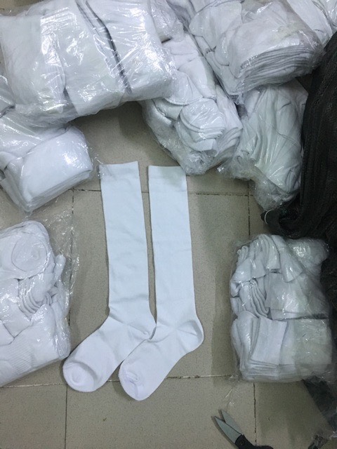 Tất đá bóng dệt kim cổ cao trắng
