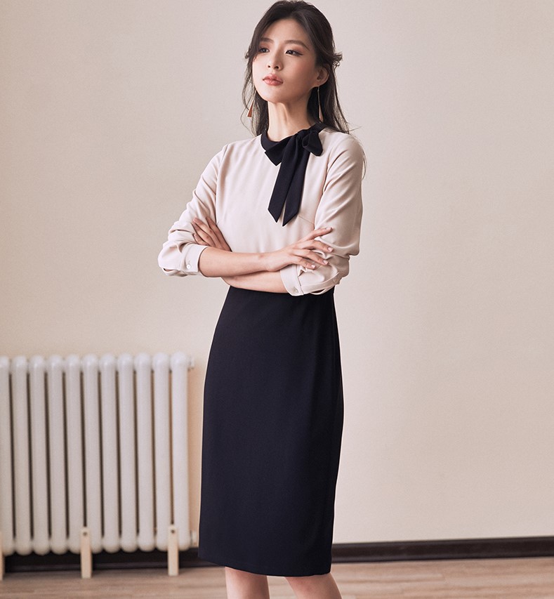 Đầm liền chân váy đen trên trắng cổ cột nơ đen