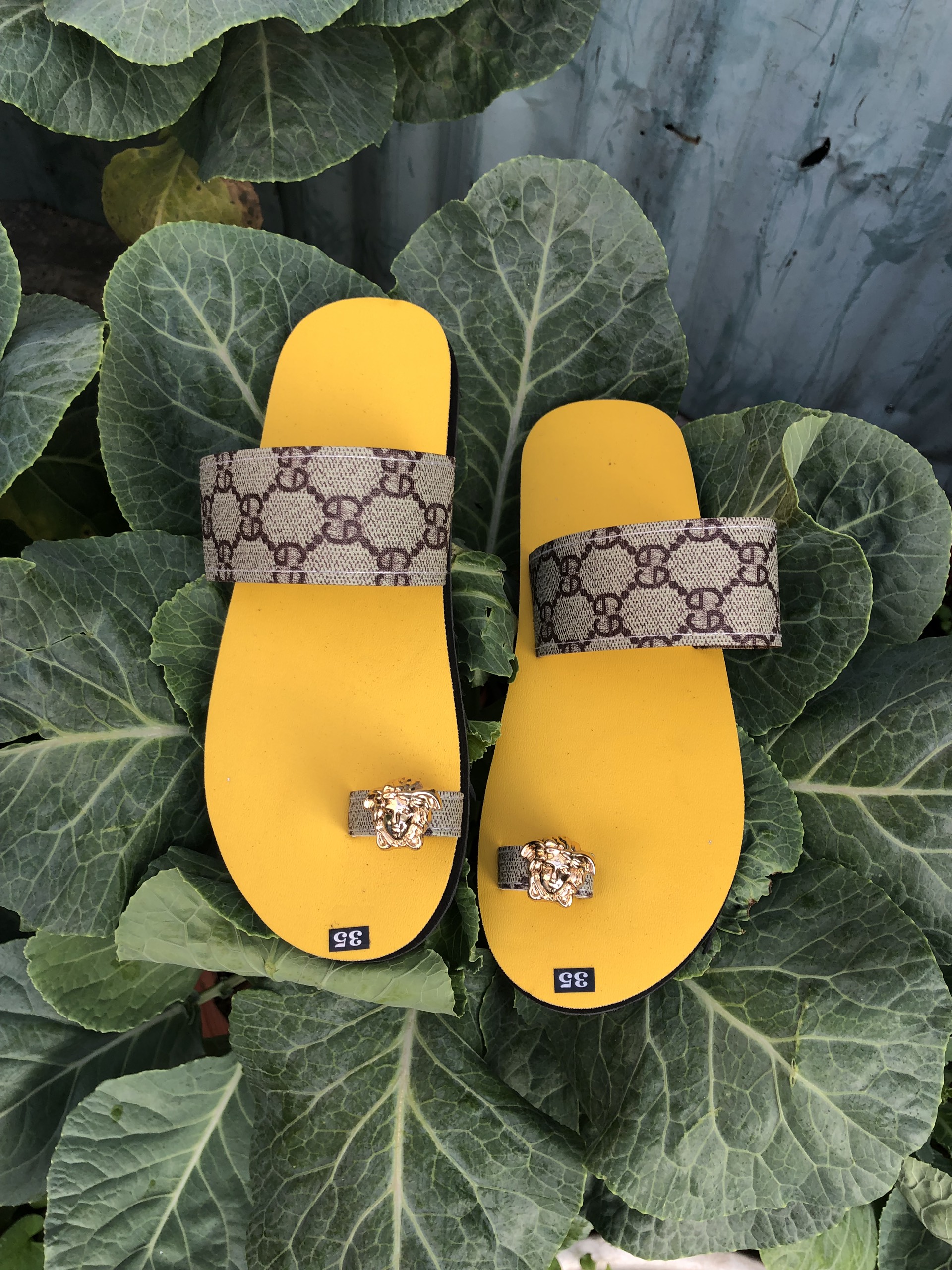 Sandal xỏ ngón/Dép xỏ ngón mau vang