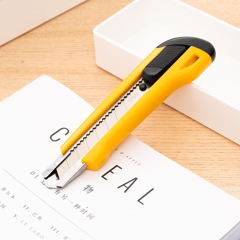 Dao Rọc Giấy Deli Cỡ Lớn E2042 - Loại 8 Lưỡi Thép SK5 Sắc Bén