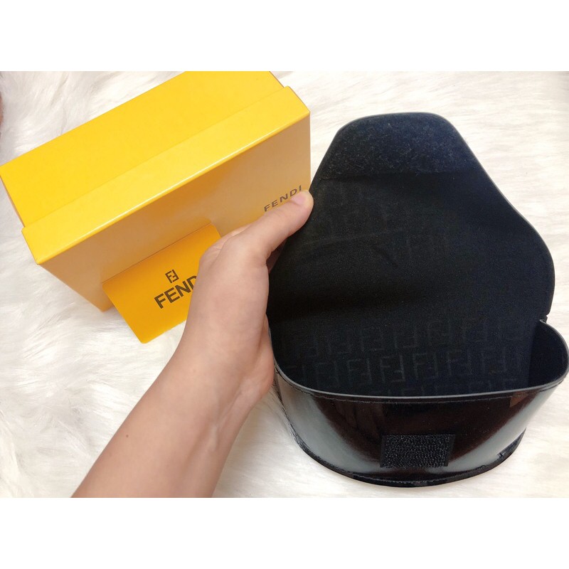 Hộp Đựng Kính Fendi