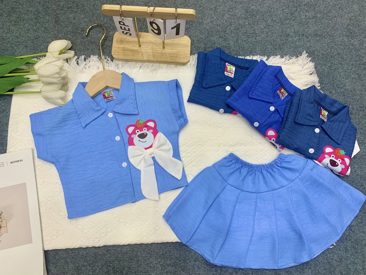 Set Áo Kèm Chân Váy Đũi Vân Bé (giao màu ngẫu nhiên)