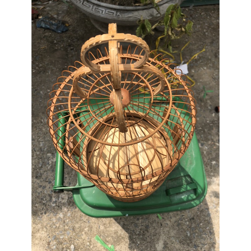 Lồng chim khuyên tre đục tinh xảo