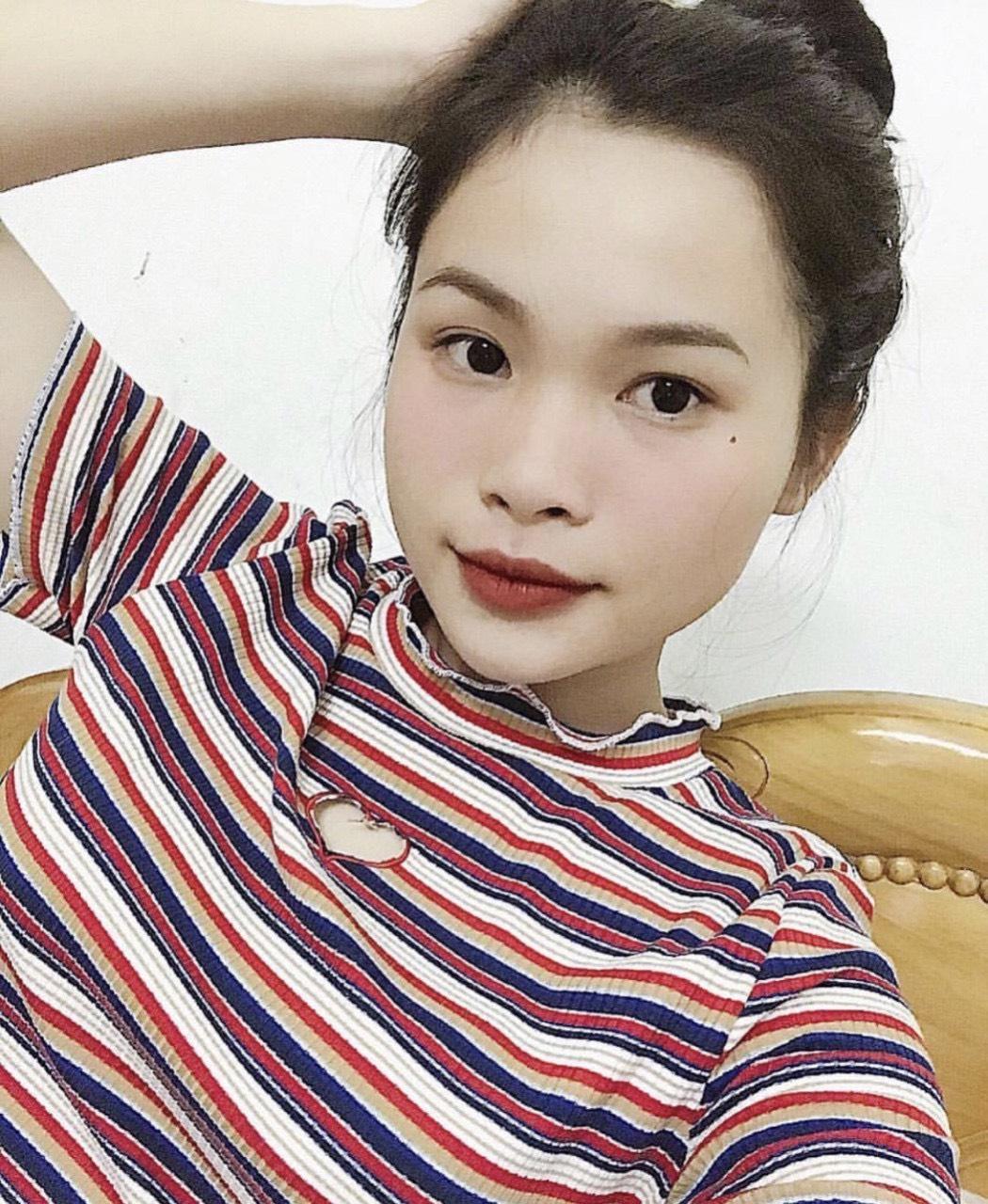 Áo crop top sọc ngang Cut out tim