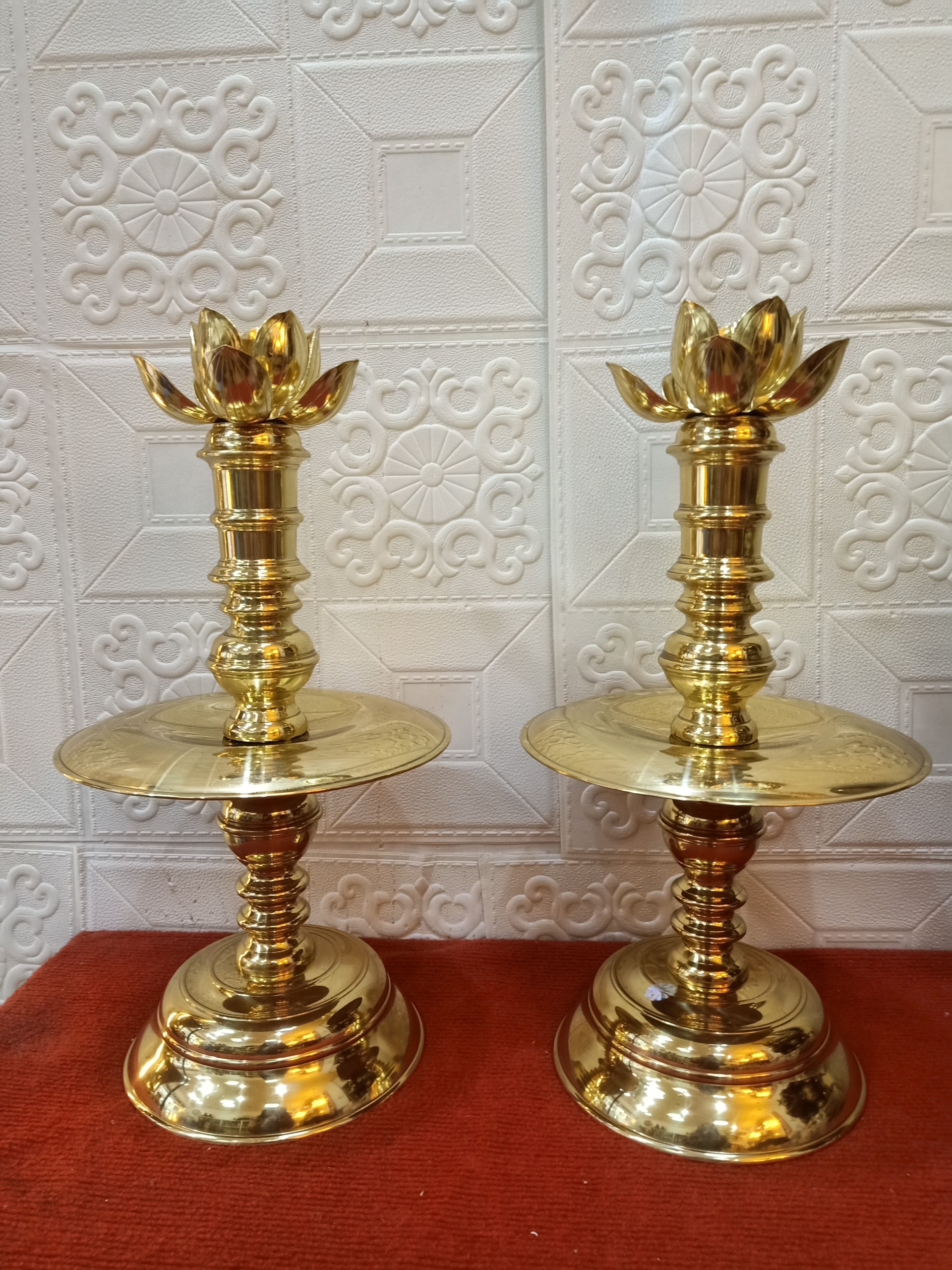 bông hoa sen đồng để chân nến