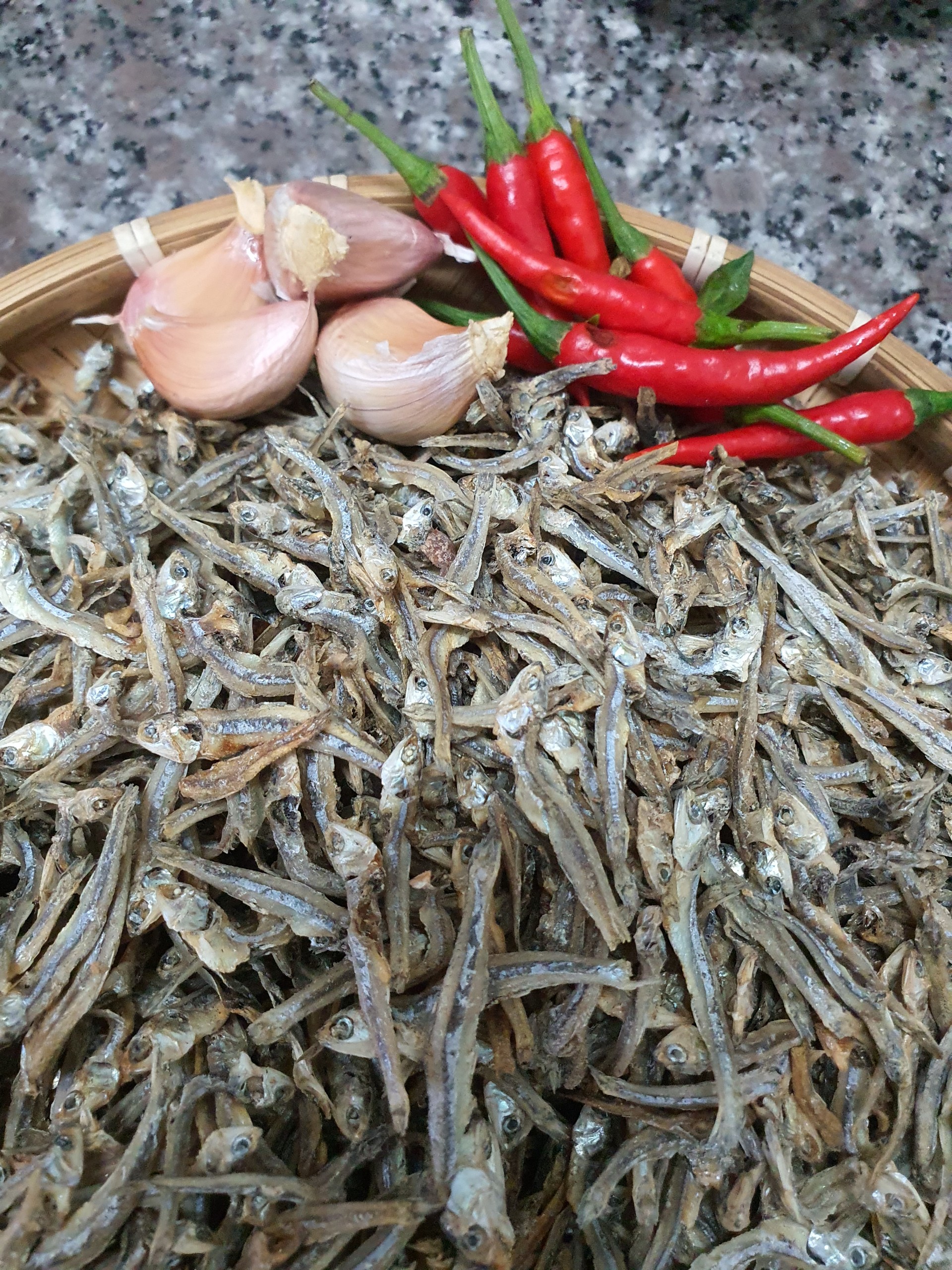 Cá cơm chiên tỏi thơm giòn nhà Mid 200gr