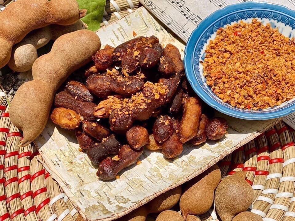 Me lào tách vỏ muối tôm.