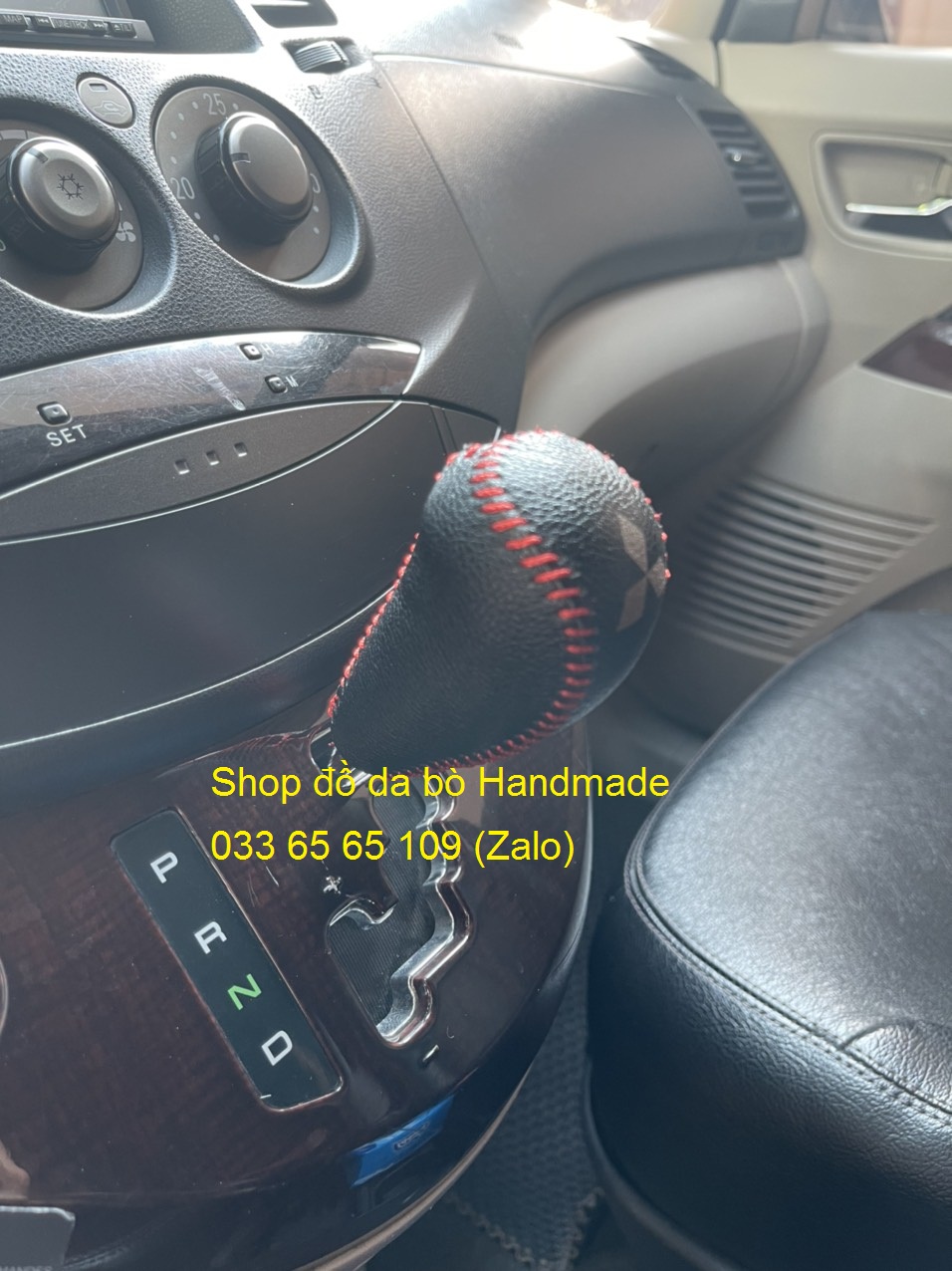 Bọc da cần số Mitsubishi Grandis (AT) số tự động