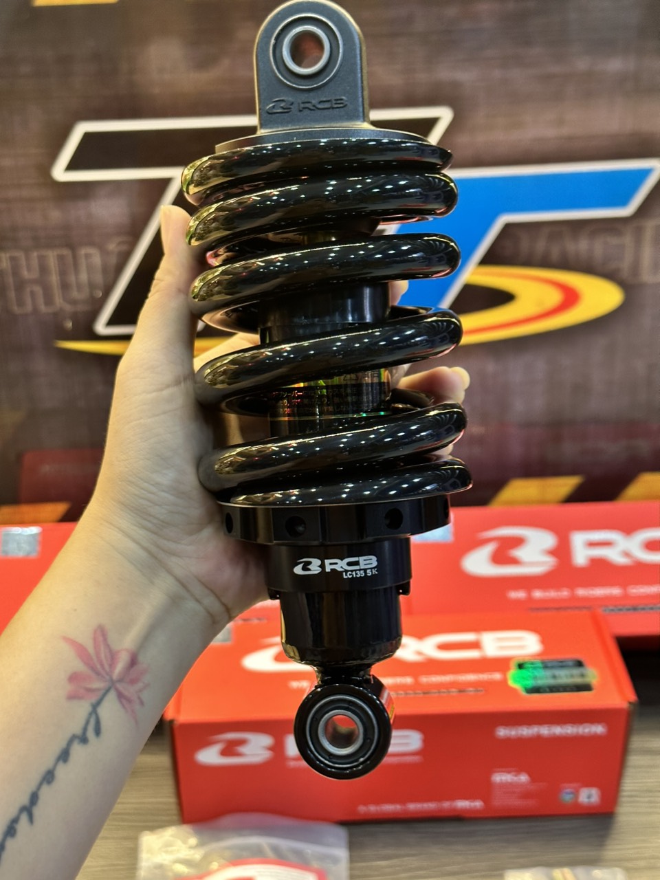 Phuộc sau RCB Ex135 mẫu M2 đen ty vàng