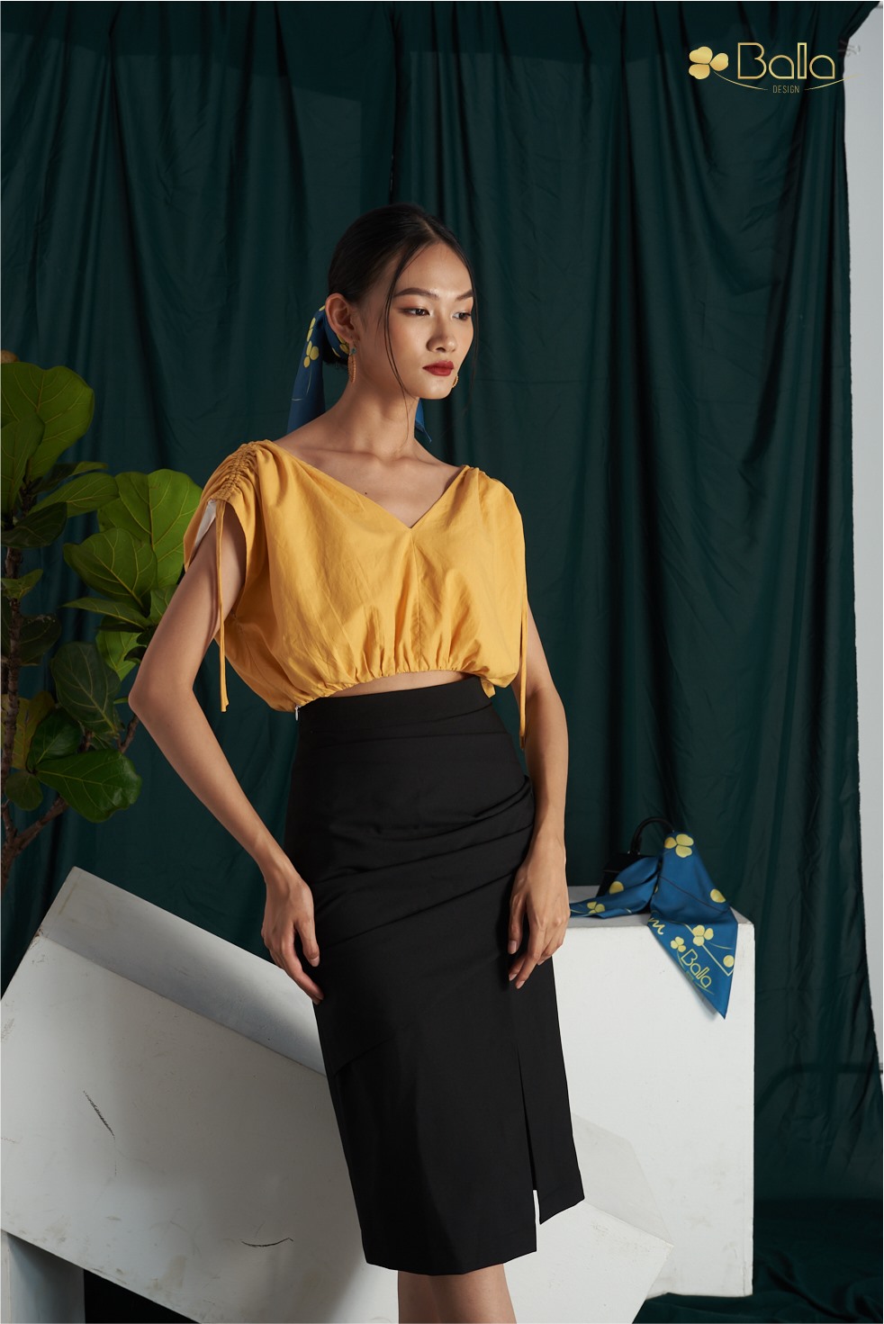 Chân váy đen xẻ Gold Chic by Bala Design