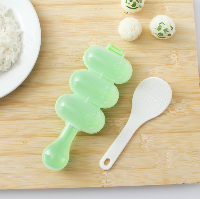 Khuôn lắc cơm kèm thìa cho bé ăn dặm DC03