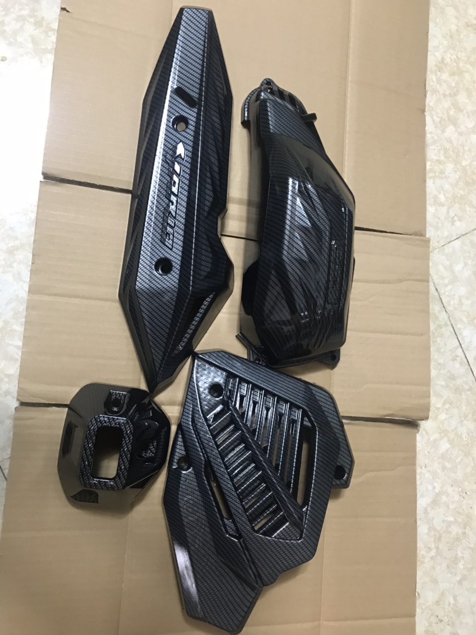 Bộ 5 món Vario 2018-2019 (ốp cảng, che Pô, Pít Pô, Pô E, quạt) CHỌN: Đen Carbon & Trắng Crom Cao Cấp